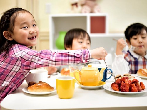 Làm sao cho trẻ ăn đúng cách?